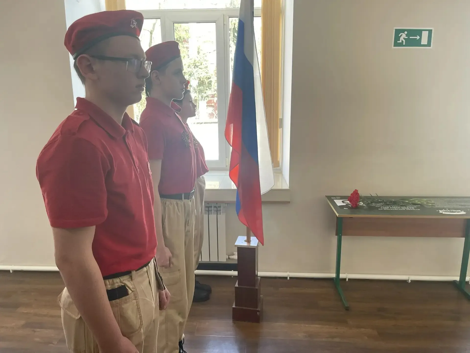 🇷🇺 Сегодня в школе дан старт Вахте Памяти. Прошли торжественные линейки и радиолинейка, торжественно