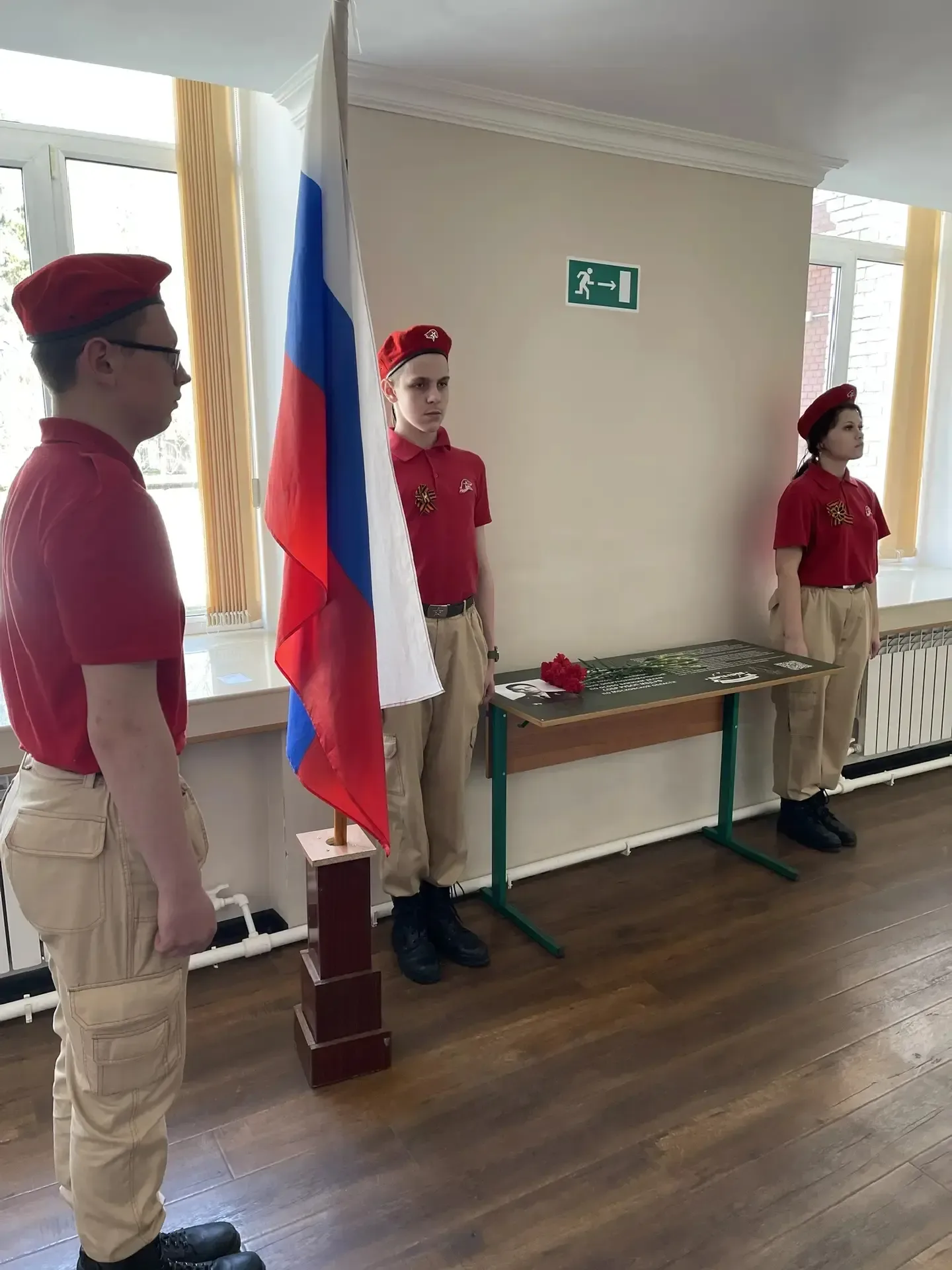 🇷🇺 Сегодня в школе дан старт Вахте Памяти. Прошли торжественные линейки и радиолинейка, торжественно