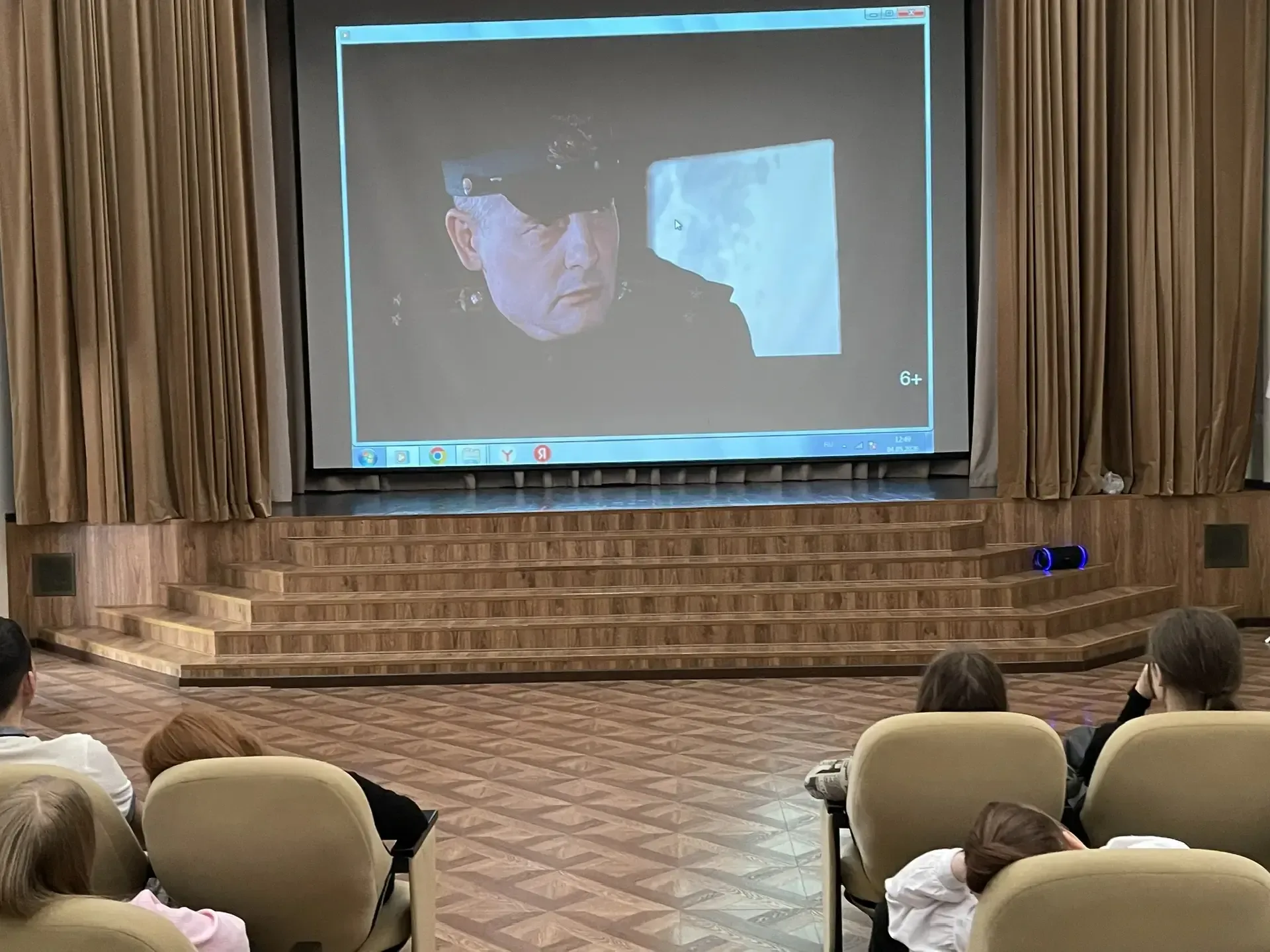 🇷🇺 Сегодня в школе дан старт Вахте Памяти. Прошли торжественные линейки и радиолинейка, торжественно