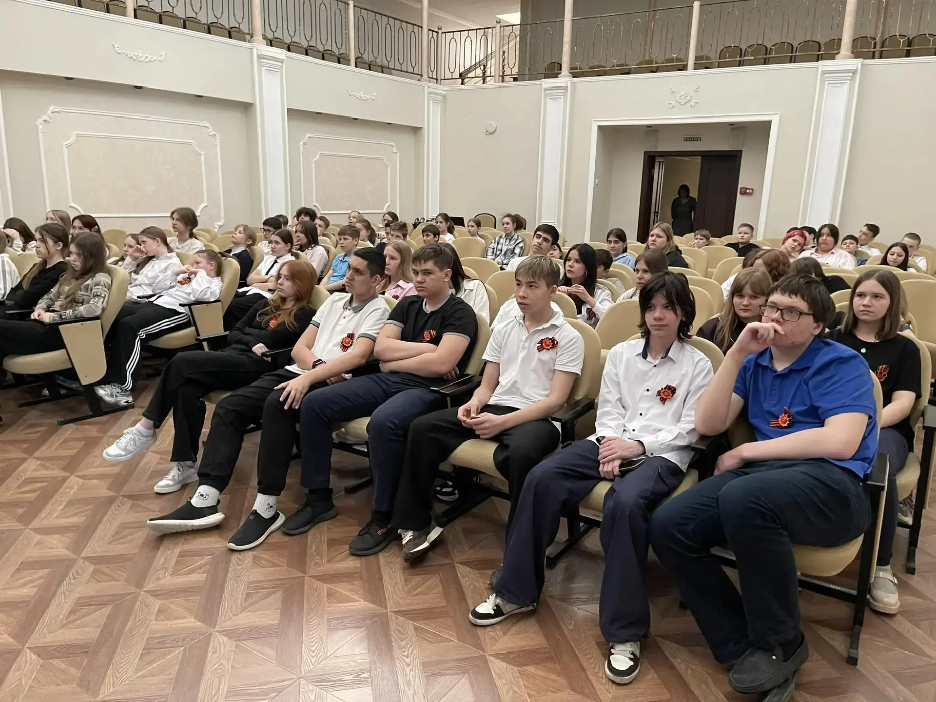 🇷🇺 Сегодня в школе дан старт Вахте Памяти. Прошли торжественные линейки и радиолинейка, торжественно