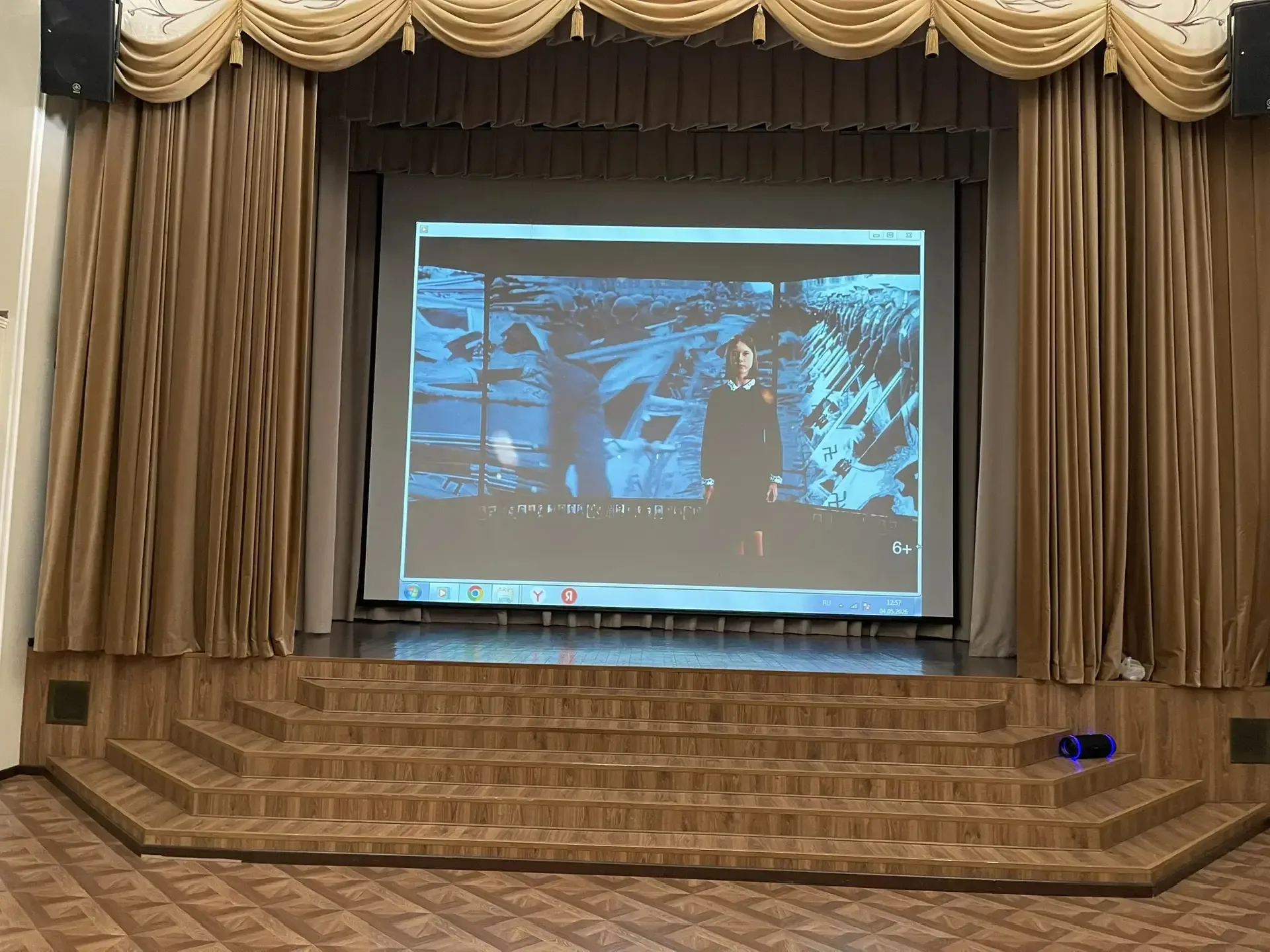 🇷🇺 Сегодня в школе дан старт Вахте Памяти. Прошли торжественные линейки и радиолинейка, торжественно