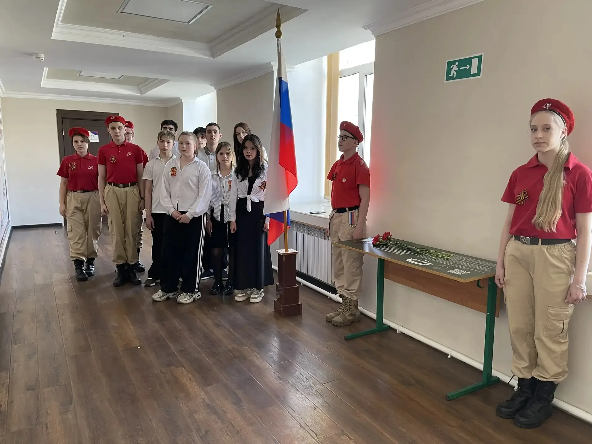 🇷🇺 Сегодня в школе дан старт Вахте Памяти. Прошли торжественные линейки и радиолинейка, торжественно