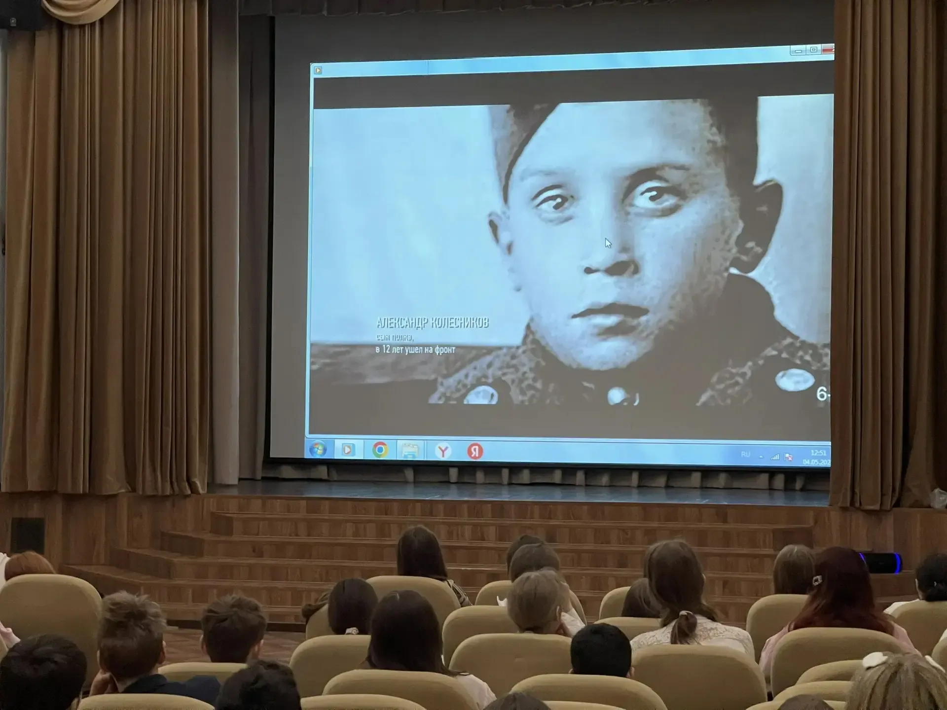 🇷🇺 Сегодня в школе дан старт Вахте Памяти. Прошли торжественные линейки и радиолинейка, торжественно