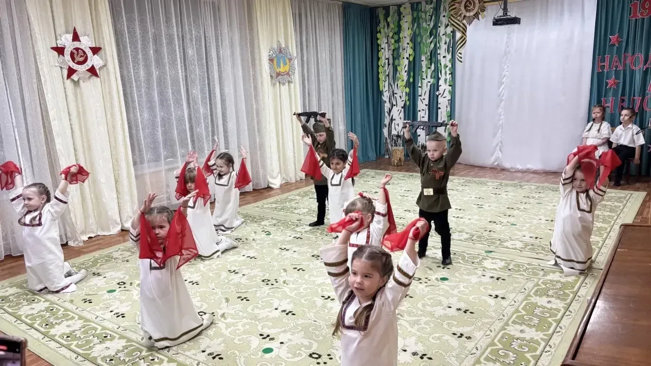 💥Продолжают  традицию передачи дошкольникам ценностей поколения победителей педагоги и родители детс