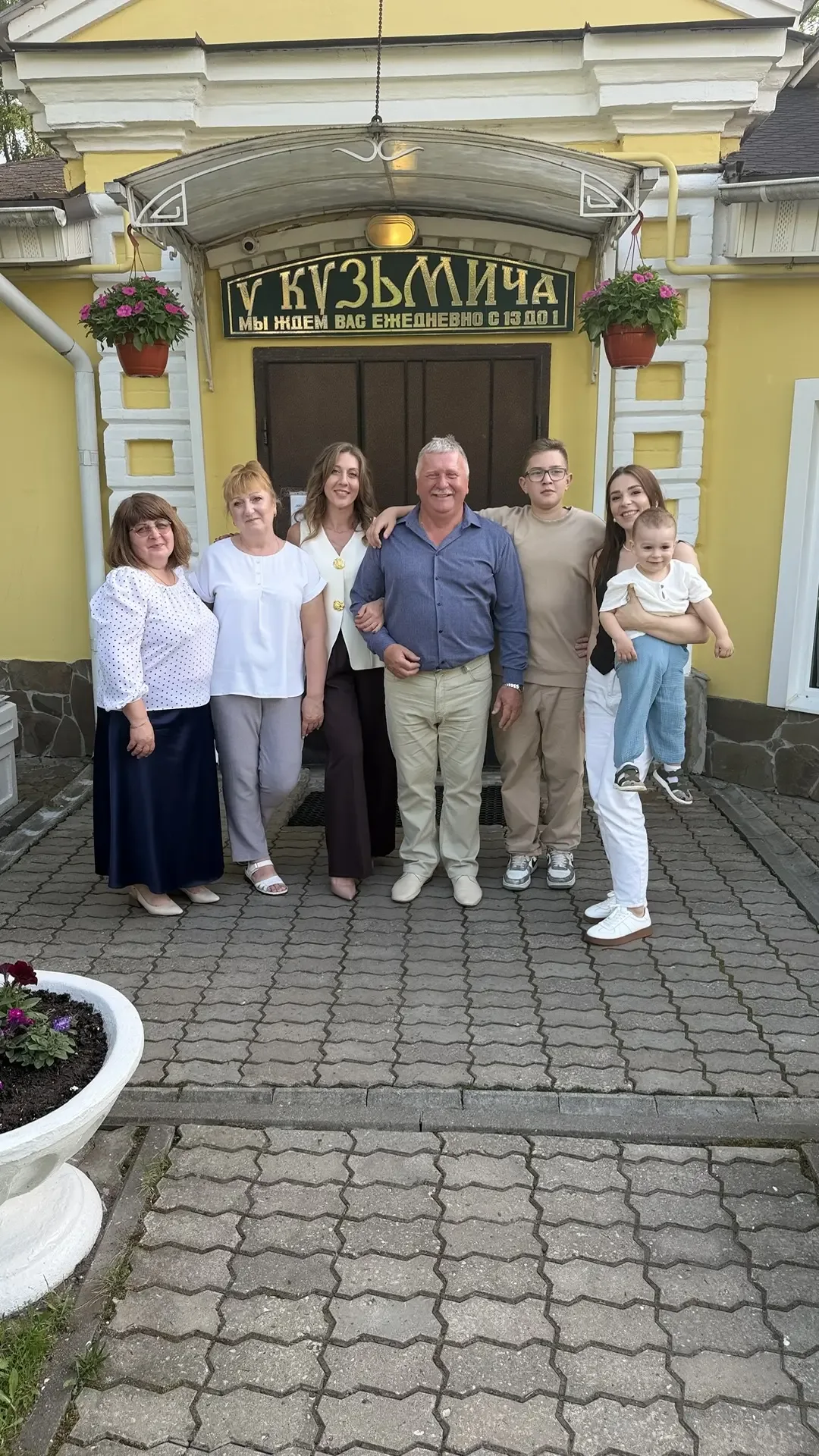Вчера ходили на Юбилей🎂🥳🎉🎈🎈🎈  Юбиляр мой дядя и папа по совместительству)) У меня не было в детстве 