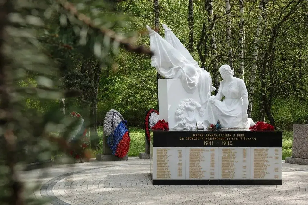 🌹 Торжественные возложения цветов пройдут в Филимонковском районе.  Памятные мероприятия состоятся в