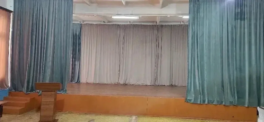 ✨ Наш актовый зал заметно преобразился! ✨  В зале были установлены новые карнизы, повешены красивые 