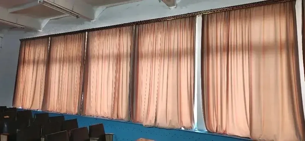 ✨ Наш актовый зал заметно преобразился! ✨  В зале были установлены новые карнизы, повешены красивые 