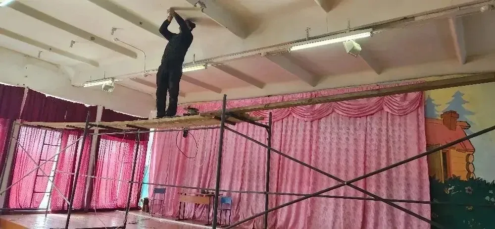 ✨ Наш актовый зал заметно преобразился! ✨  В зале были установлены новые карнизы, повешены красивые 