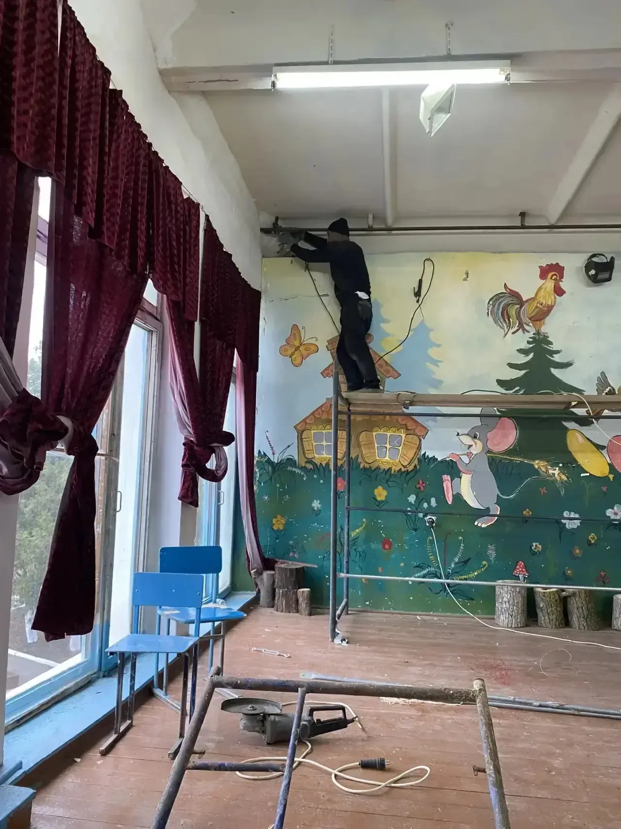 ✨ Наш актовый зал заметно преобразился! ✨  В зале были установлены новые карнизы, повешены красивые 