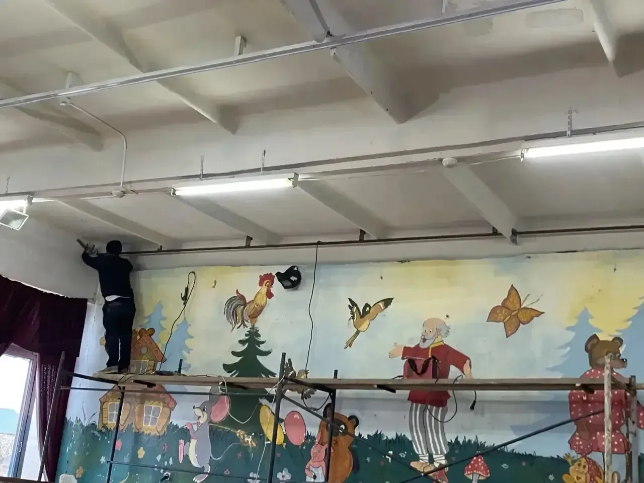✨ Наш актовый зал заметно преобразился! ✨  В зале были установлены новые карнизы, повешены красивые 