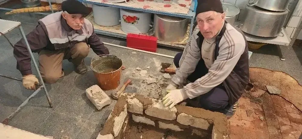 🛠 В школьной столовой ведутся работы по обновлению инженерных коммуникаций.  В рамках ремонтных меро