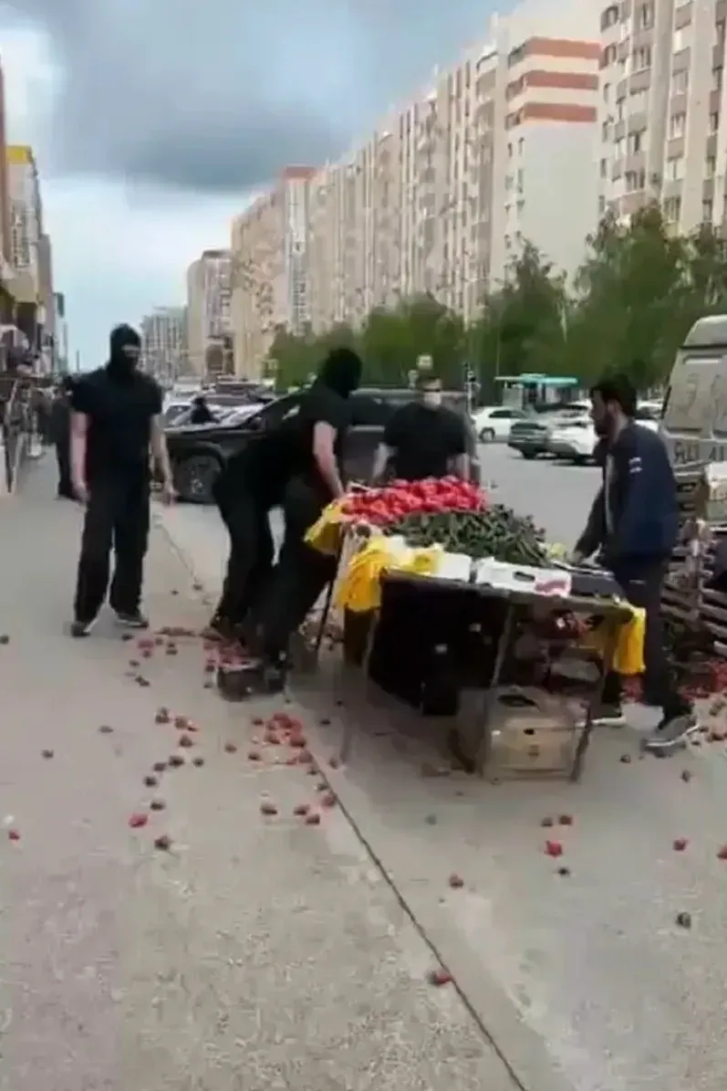 ❗В Ставрополе задержали четверых в масках за разгром овощной палатки 🥦    На кадрах в соцсетях видно