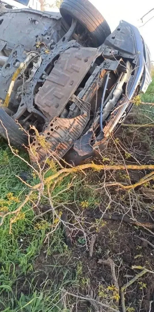 На трассе под Ставрополем водителя зажало в искореженной машине после вылета в кювет    На 232-м кил