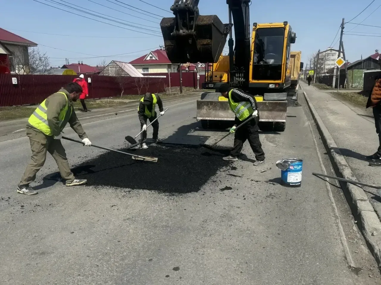 🚧 В солнечный и теплый день Поронайск приступил к первому этапу ямочного ремонта  1 мая подрядчик ус