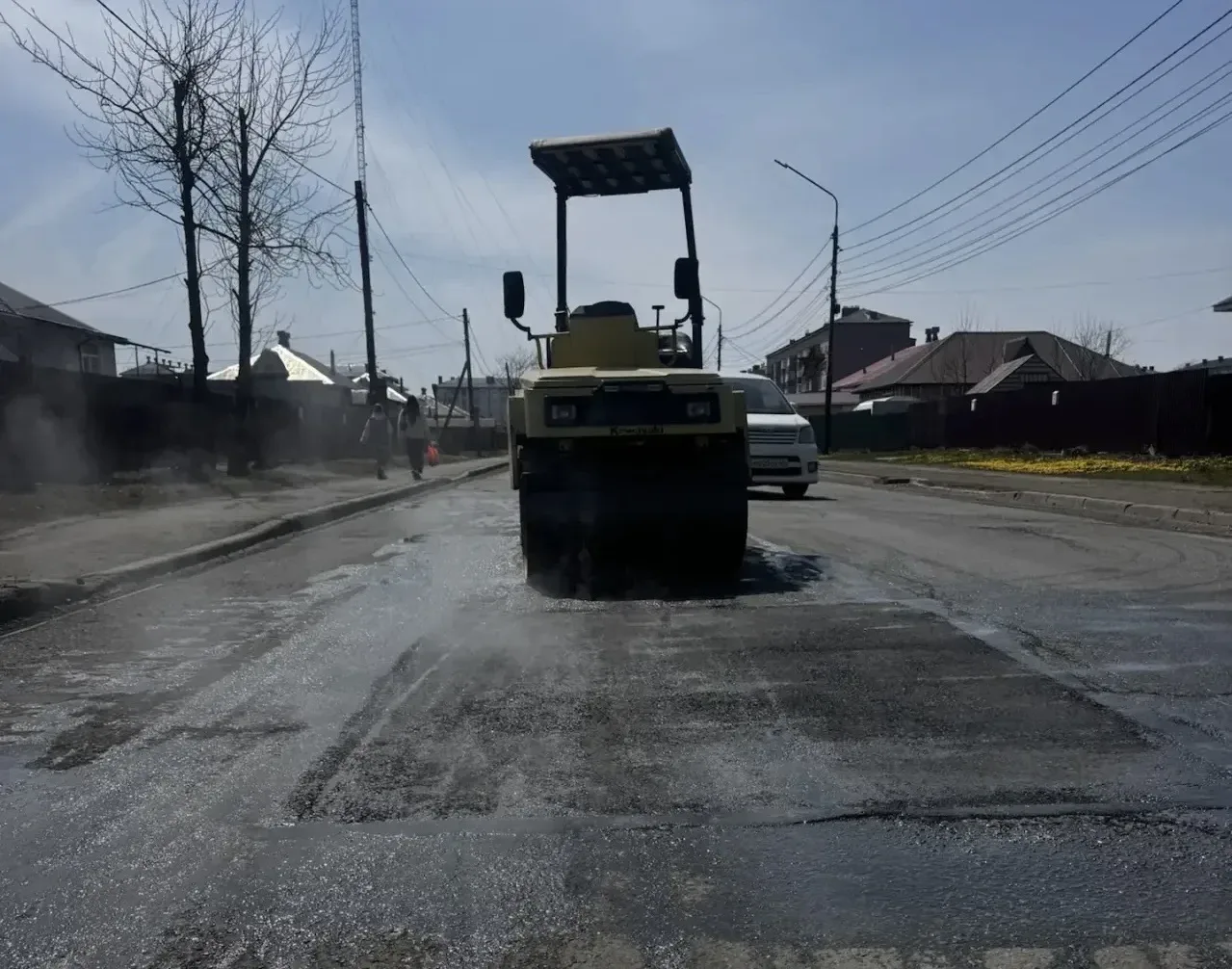🚧 В солнечный и теплый день Поронайск приступил к первому этапу ямочного ремонта  1 мая подрядчик ус