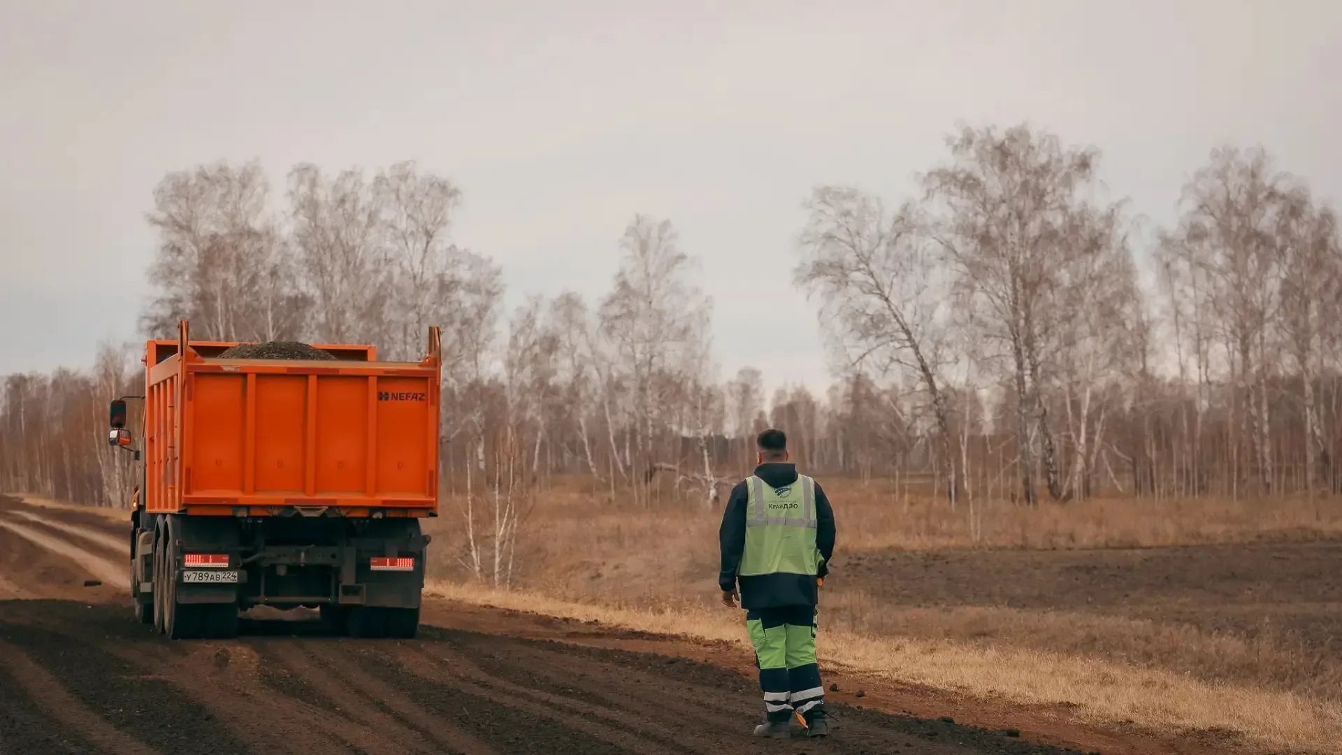 Тасеевский и Дзержинский филиалы АО «КрайДЭО» ведут работы по восстановлению обочин и исправлению пр