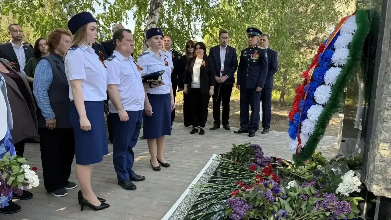🎗️В День Победы работники органов прокуратуры Астраханской области почтили память солдат и героев Ве