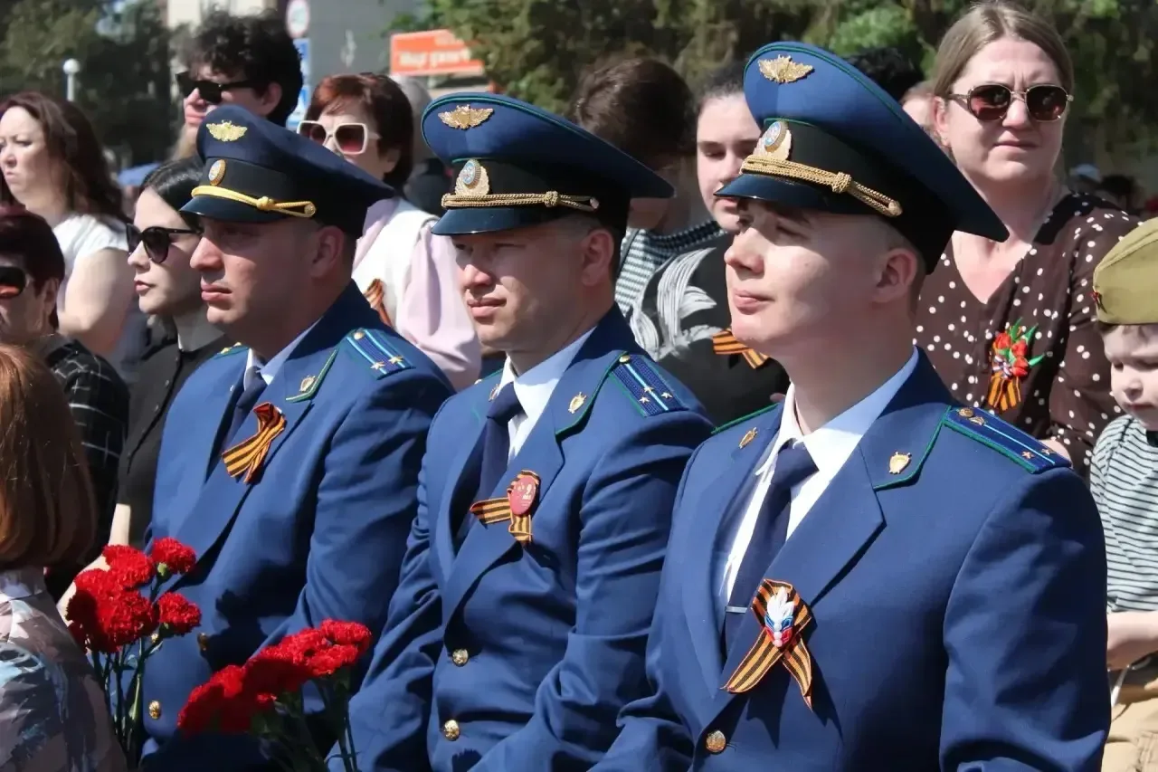 🎗️В День Победы работники органов прокуратуры Астраханской области почтили память солдат и героев Ве