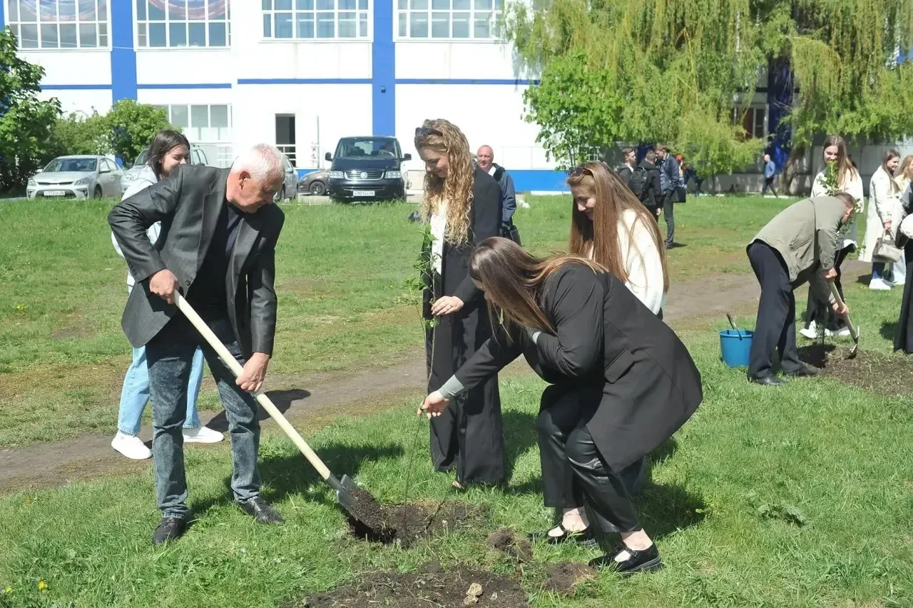 🌸 Жизнь 1:1: Прогулка сквозь годы по Аллее выпускников АрхСиТ ✨🏛️  Май в нашем институте — это время