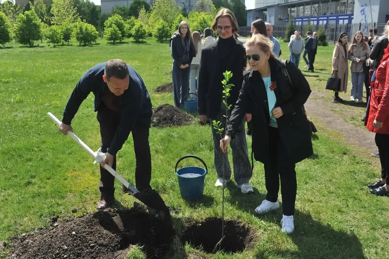 🌸 Жизнь 1:1: Прогулка сквозь годы по Аллее выпускников АрхСиТ ✨🏛️  Май в нашем институте — это время