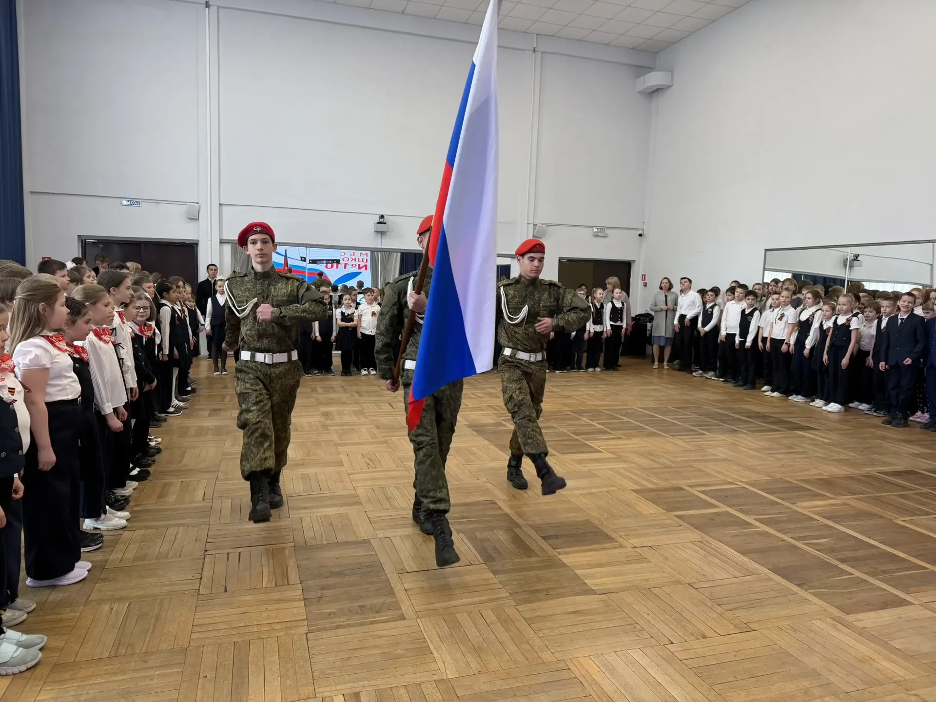 Понедельник в МБОУ «Школа №110» начался с торжественной линейки. Юнармейцы с гордостью вынесли флаг,