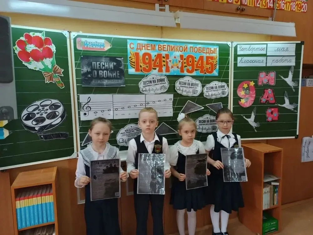 Понедельник в МБОУ «Школа №110» начался с торжественной линейки. Юнармейцы с гордостью вынесли флаг,
