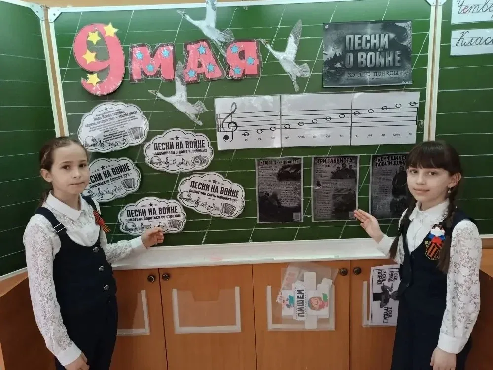 Понедельник в МБОУ «Школа №110» начался с торжественной линейки. Юнармейцы с гордостью вынесли флаг,