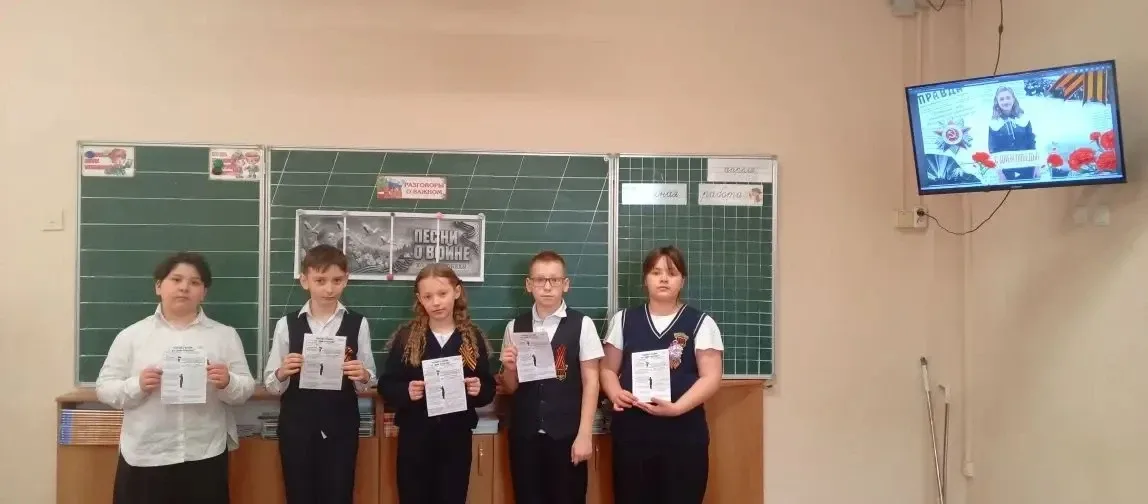 Понедельник в МБОУ «Школа №110» начался с торжественной линейки. Юнармейцы с гордостью вынесли флаг,