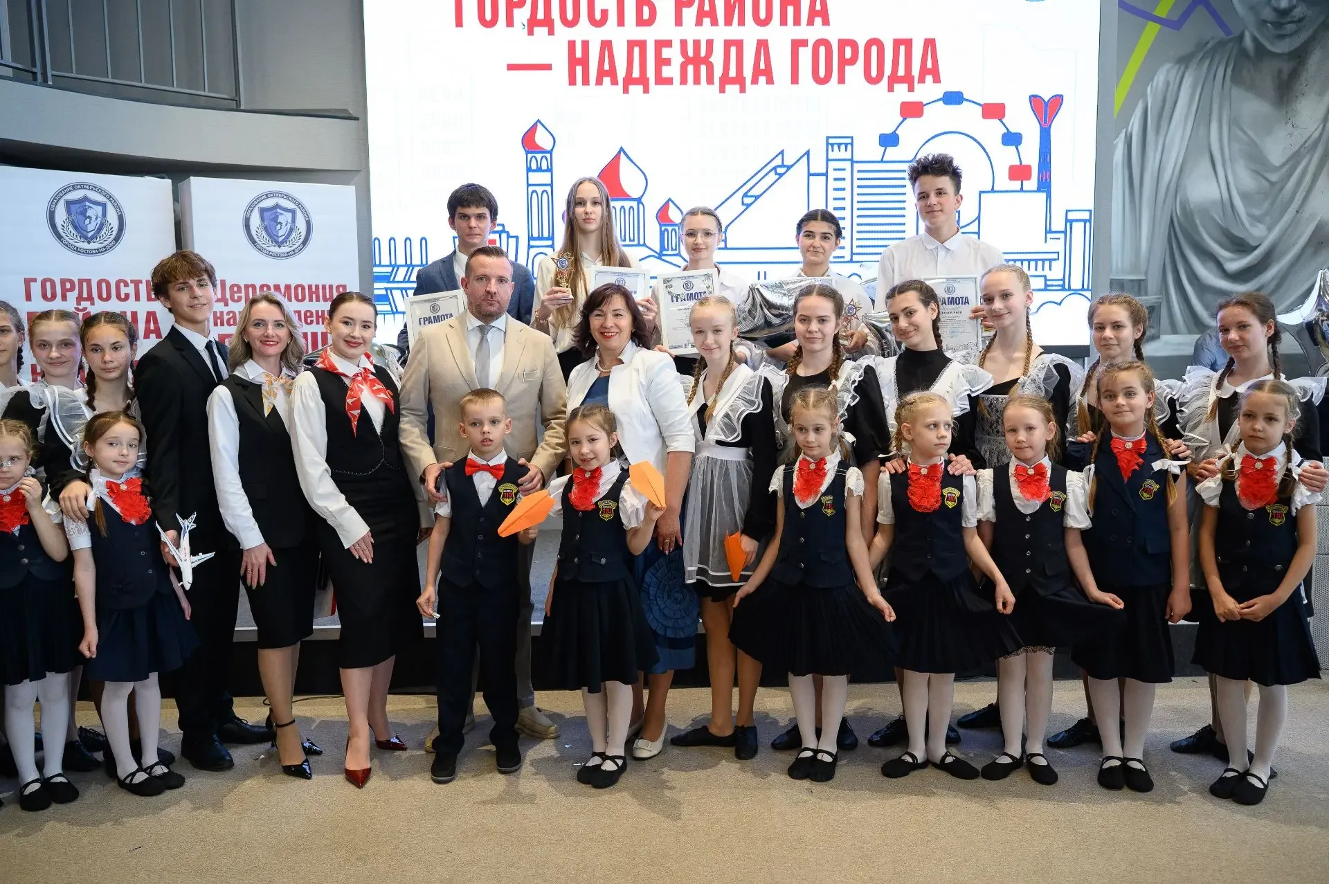 🏆 «Гордость района — надежда города»: в Молодёжном центре «Дон молодой» наградили лучших учеников Ок