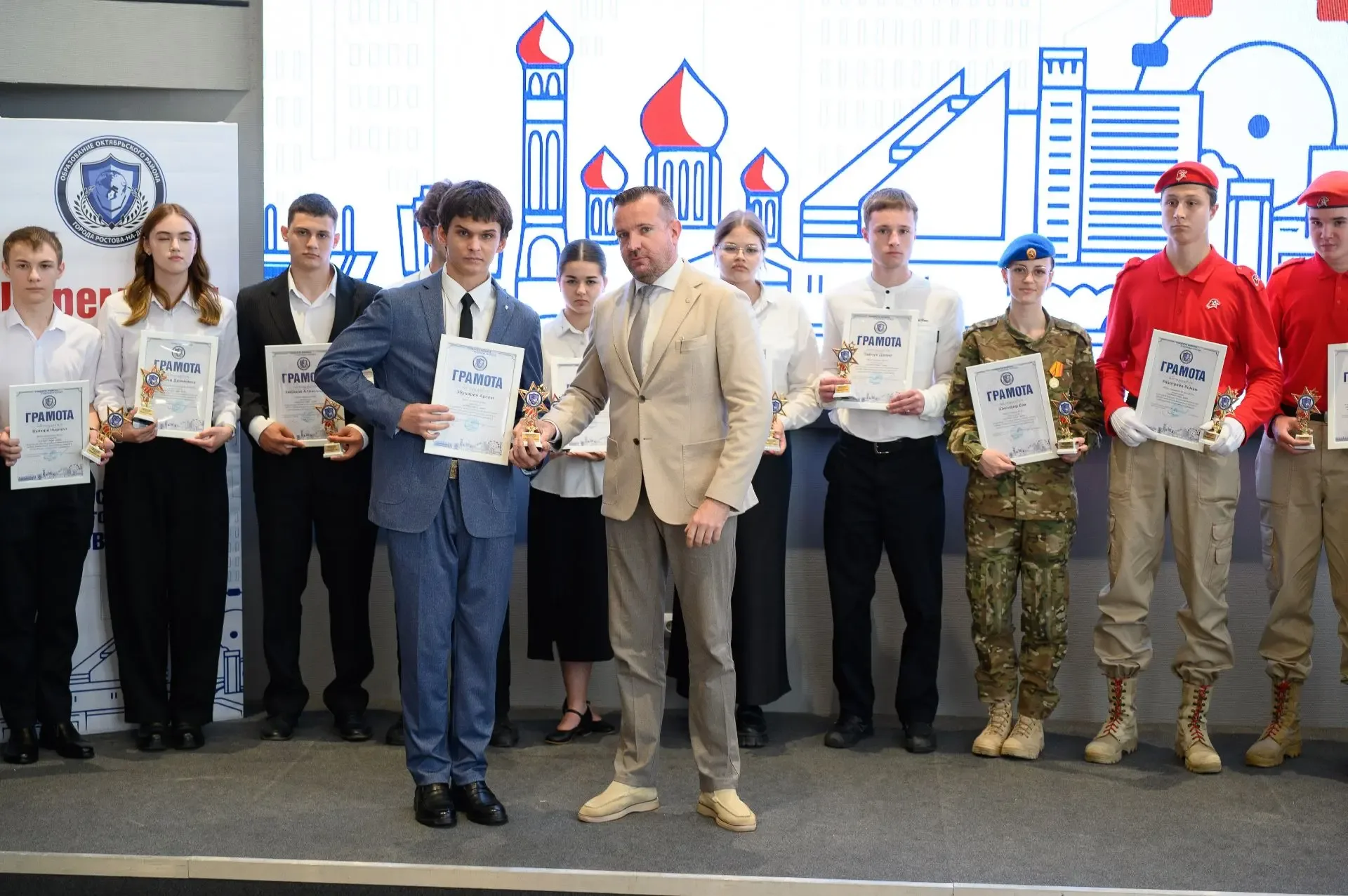 🏆 «Гордость района — надежда города»: в Молодёжном центре «Дон молодой» наградили лучших учеников Ок