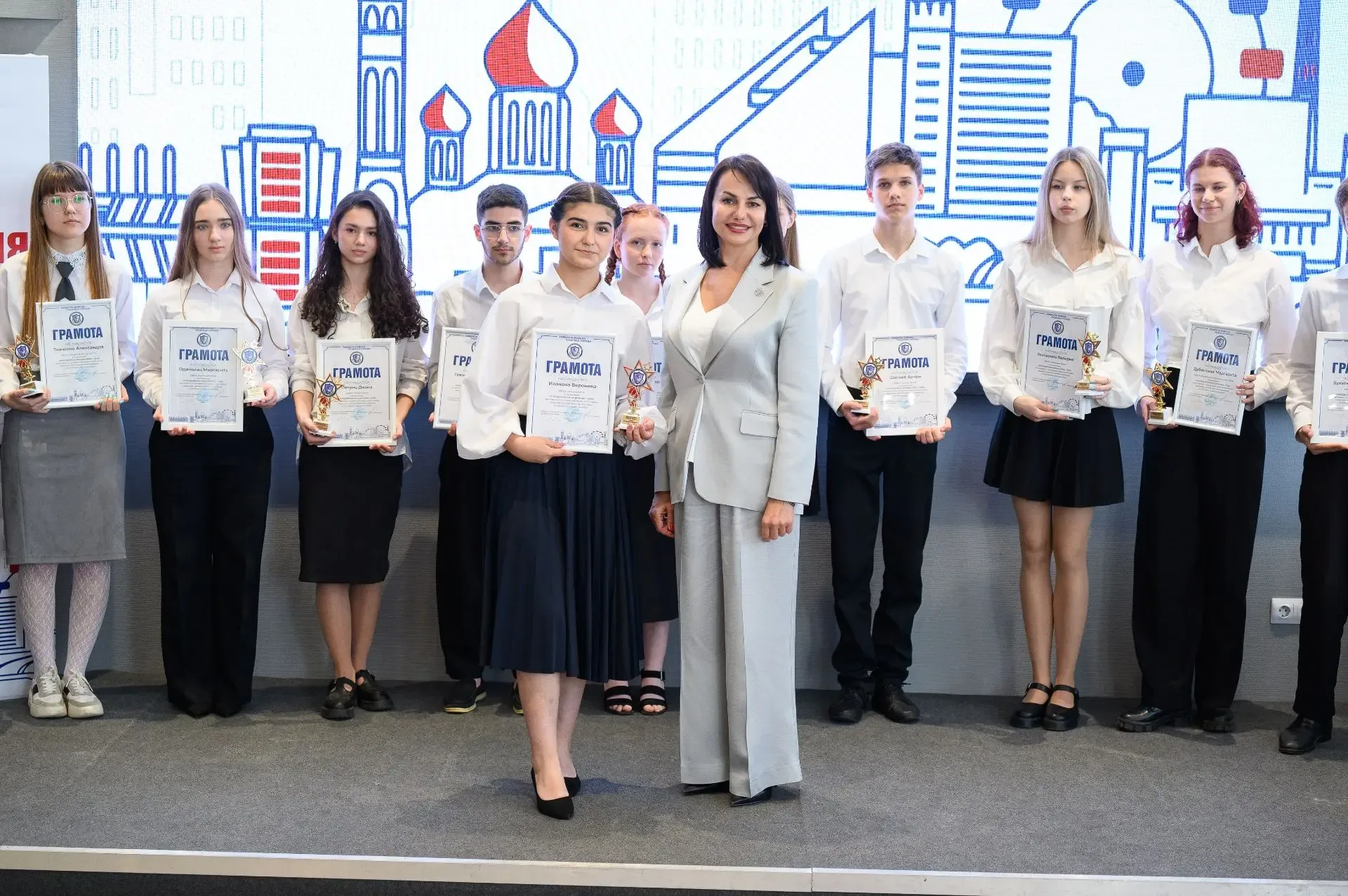 🏆 «Гордость района — надежда города»: в Молодёжном центре «Дон молодой» наградили лучших учеников Ок