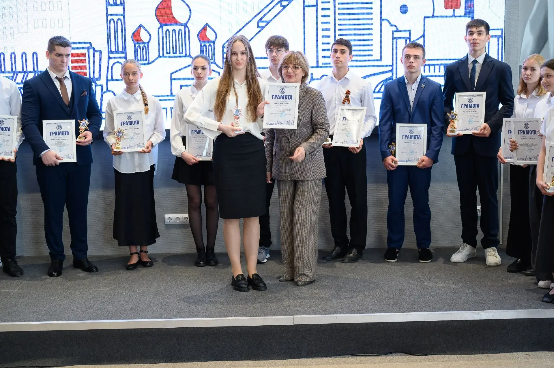 🏆 «Гордость района — надежда города»: в Молодёжном центре «Дон молодой» наградили лучших учеников Ок