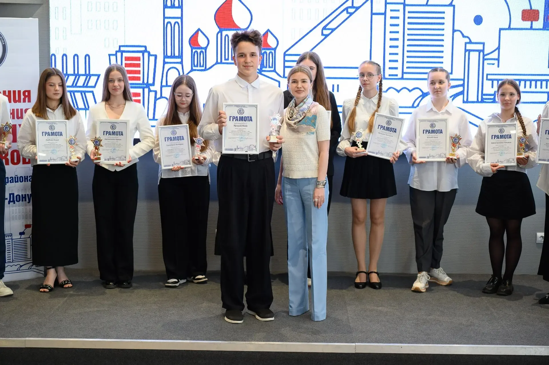 🏆 «Гордость района — надежда города»: в Молодёжном центре «Дон молодой» наградили лучших учеников Ок