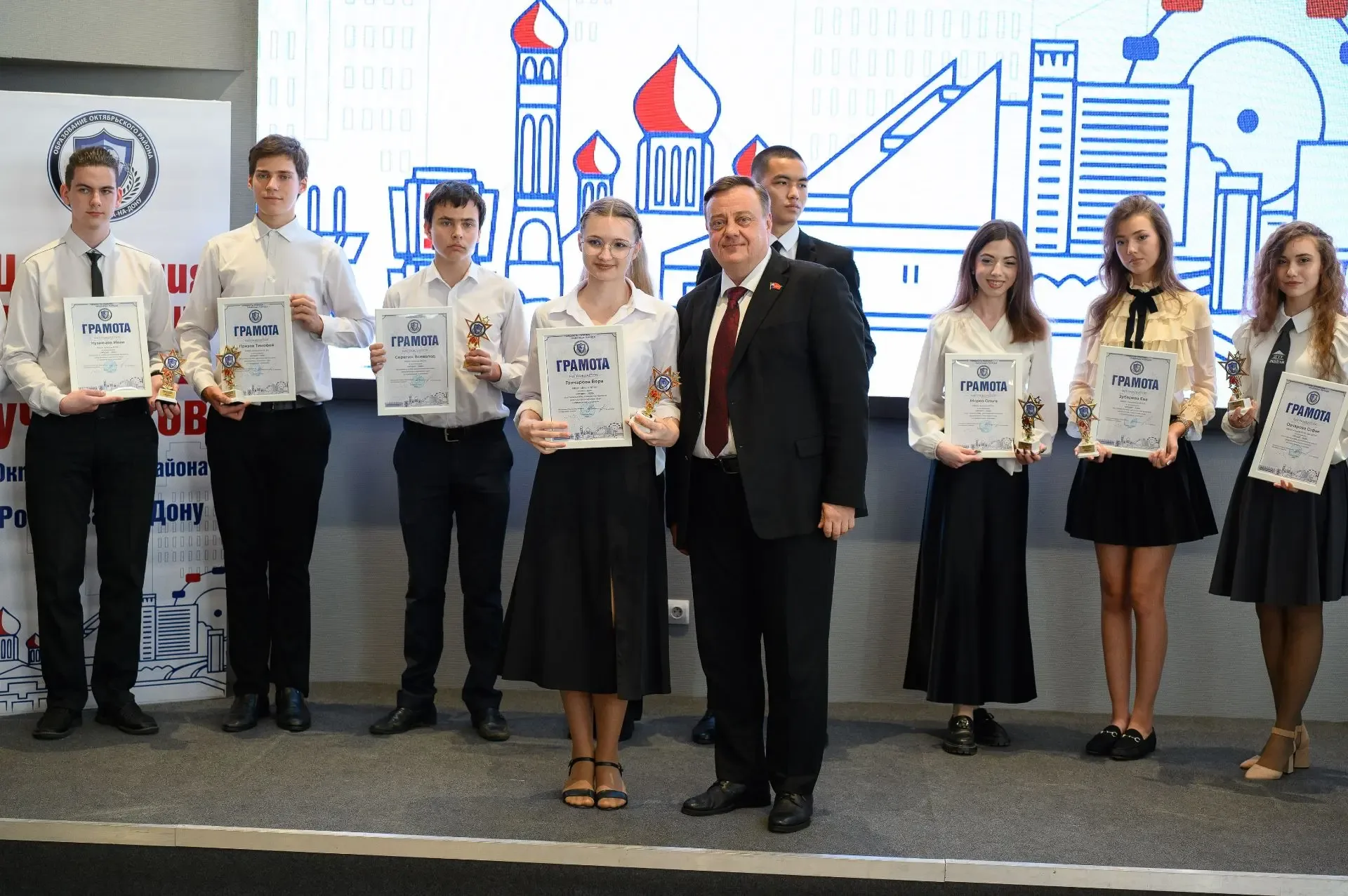 🏆 «Гордость района — надежда города»: в Молодёжном центре «Дон молодой» наградили лучших учеников Ок