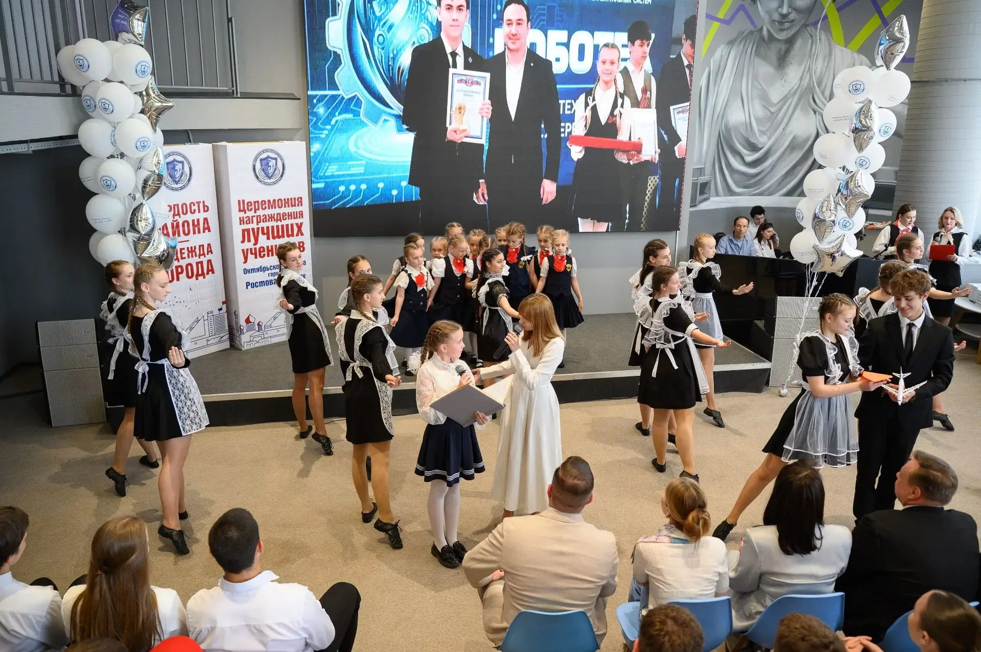 🏆 «Гордость района — надежда города»: в Молодёжном центре «Дон молодой» наградили лучших учеников Ок