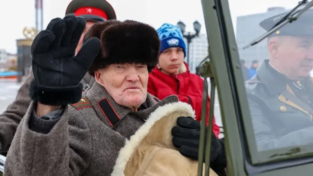 В Салехарде, столице Ямала, в честь столетия ветерана Николая Тимофеевича Шакурова на фасаде дома по
