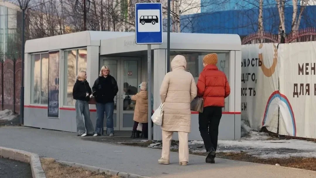 В Ноябрьске родители привели детей отмывать остановку в четвёртом микрорайоне, которую школьники ран