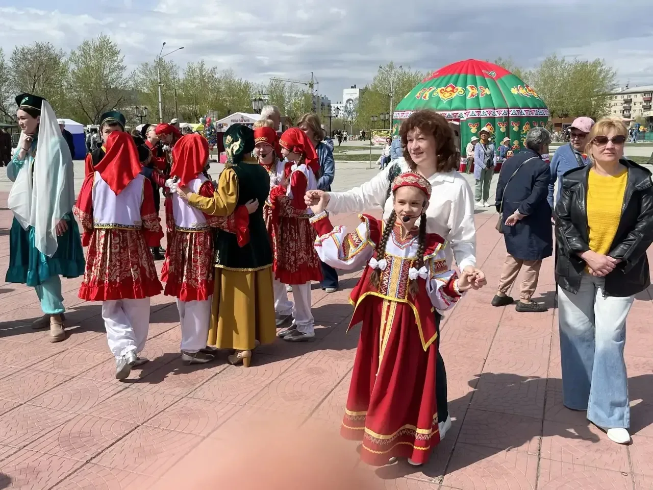 Праздник весны и единства «Сабантуй» проходит сегодня на площади Труда в посёлке Текстильщиков.   Ме
