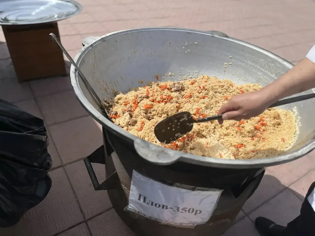 Праздник весны и единства «Сабантуй» проходит сегодня на площади Труда в посёлке Текстильщиков.   Ме