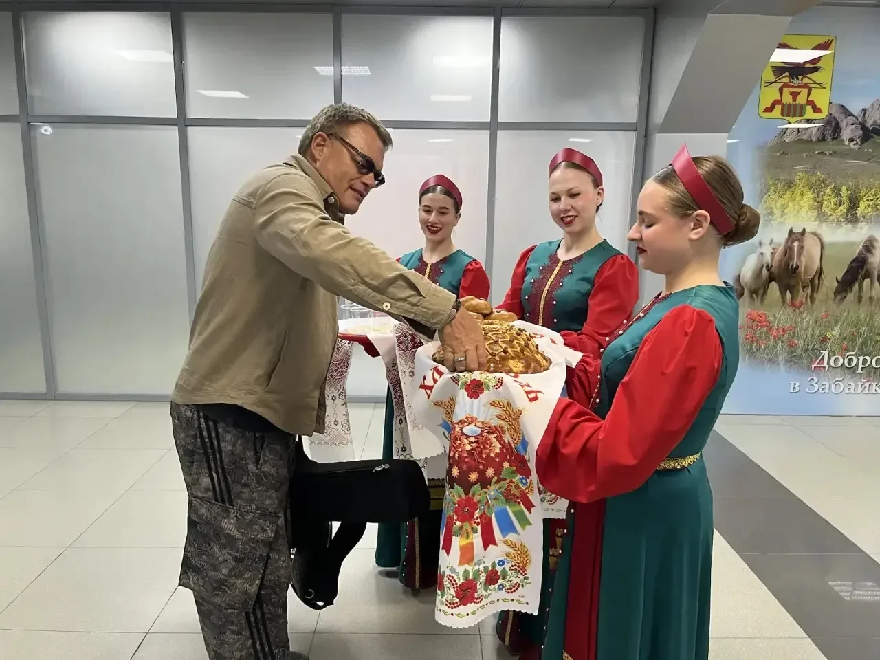 🌟Заслуженный артист России Евгений Дятлов прилетел в Читу! Уже через 8 часов он представит забайкаль