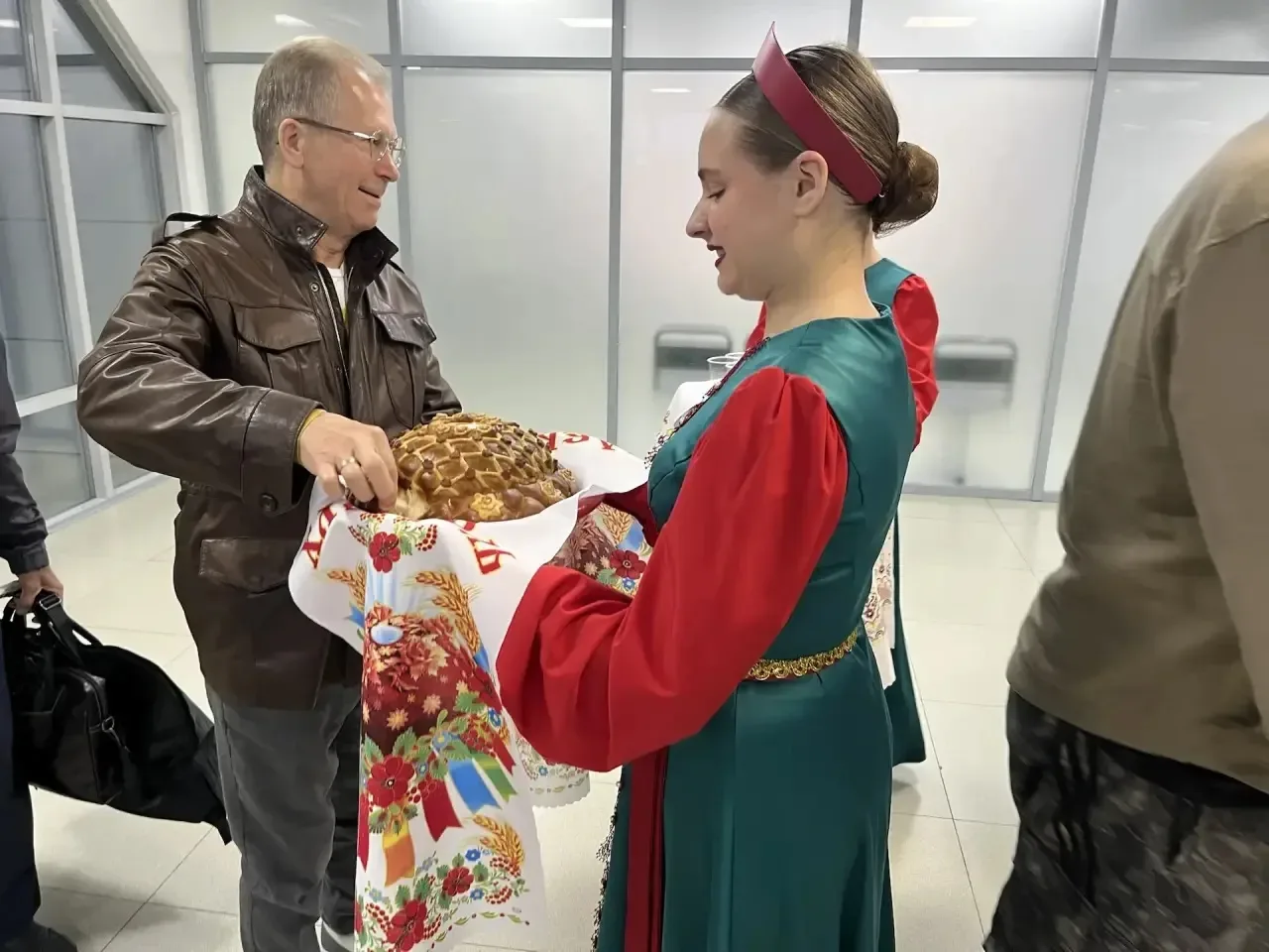 🌟Заслуженный артист России Евгений Дятлов прилетел в Читу! Уже через 8 часов он представит забайкаль