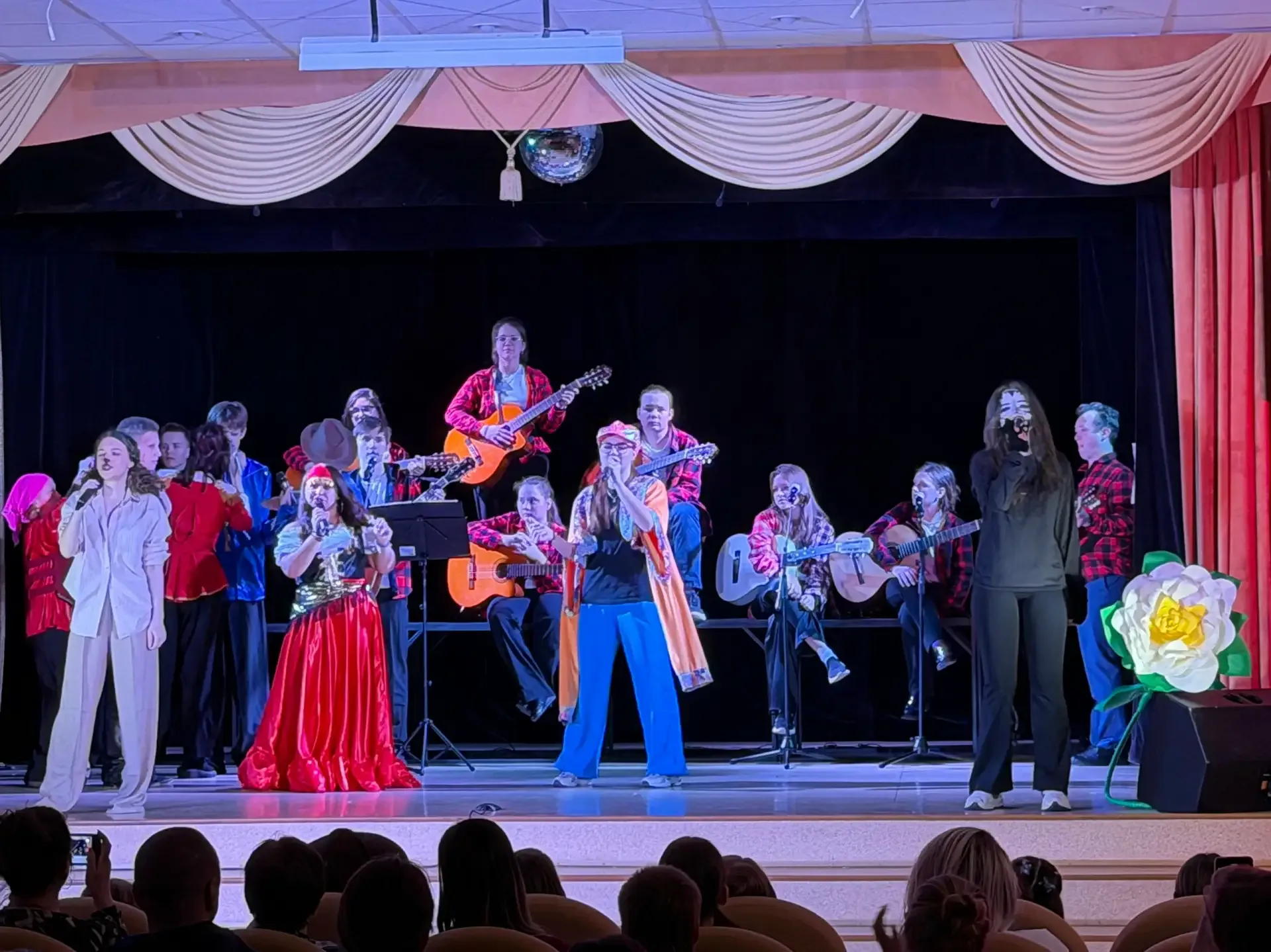 🎶 6 мая в Большом зале Дворца творчества состоялся показ двух музыкальных спектаклей «Красная шапочк