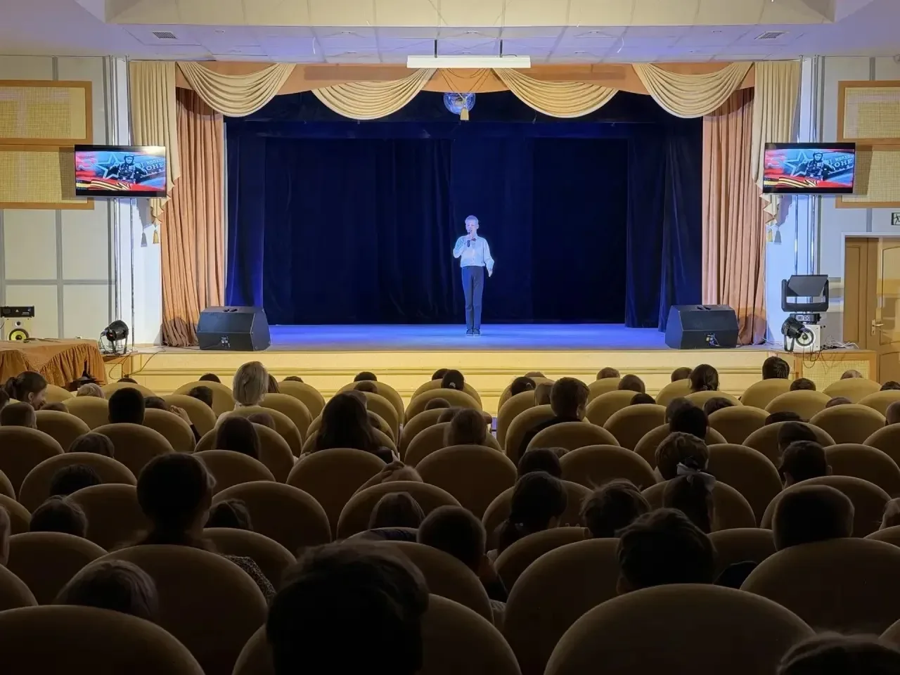 🗓 5 мая учащимися вокально-эстрадной студии «Цветные сны» была проведена концертная программа «Звуча