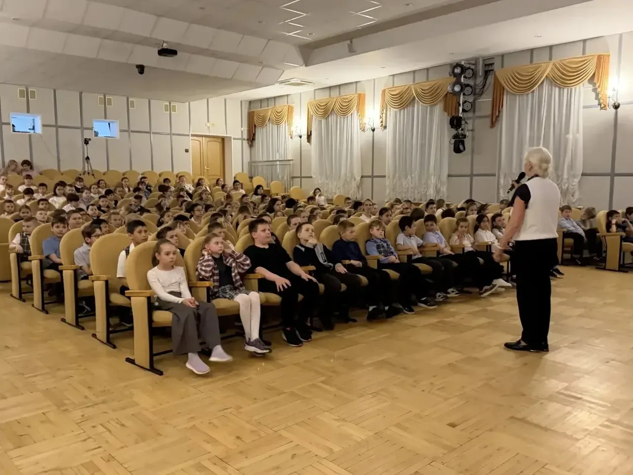 🗓 5 мая учащимися вокально-эстрадной студии «Цветные сны» была проведена концертная программа «Звуча