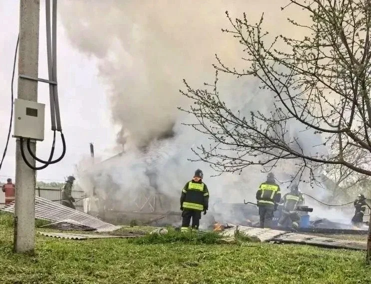 😥 При пожаре на улице Рудничной выгорел весь дом  13.05.26г. на центральный пункт пожарной связи пос
