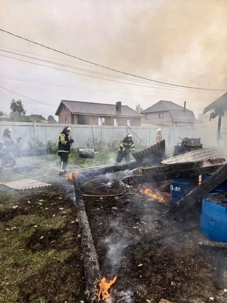 😥 При пожаре на улице Рудничной выгорел весь дом  13.05.26г. на центральный пункт пожарной связи пос