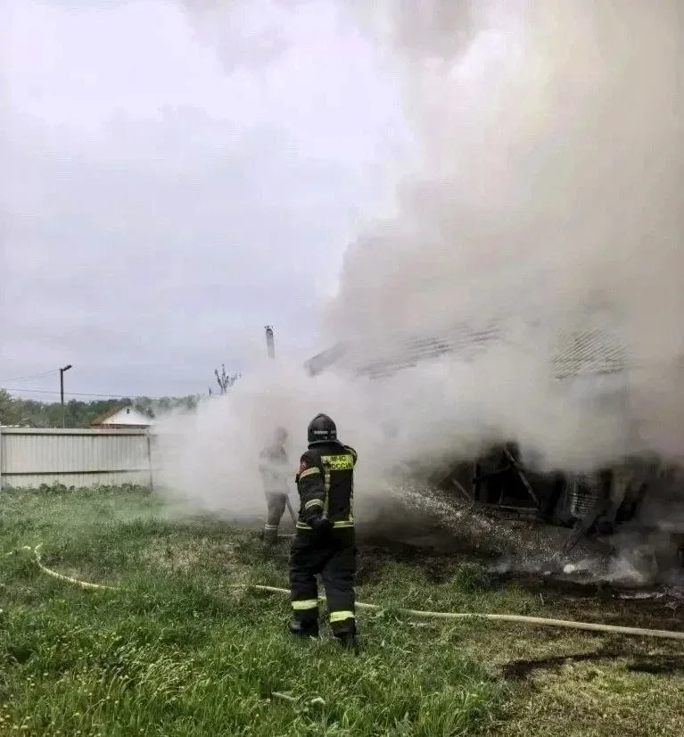 😥 При пожаре на улице Рудничной выгорел весь дом  13.05.26г. на центральный пункт пожарной связи пос