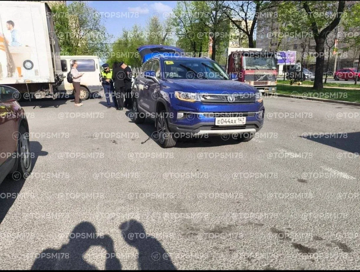 📊 Девочку на самокате сбил автомобилист  На Народной, 62 автомобилист сбил девочку лет 10–12. Девочк