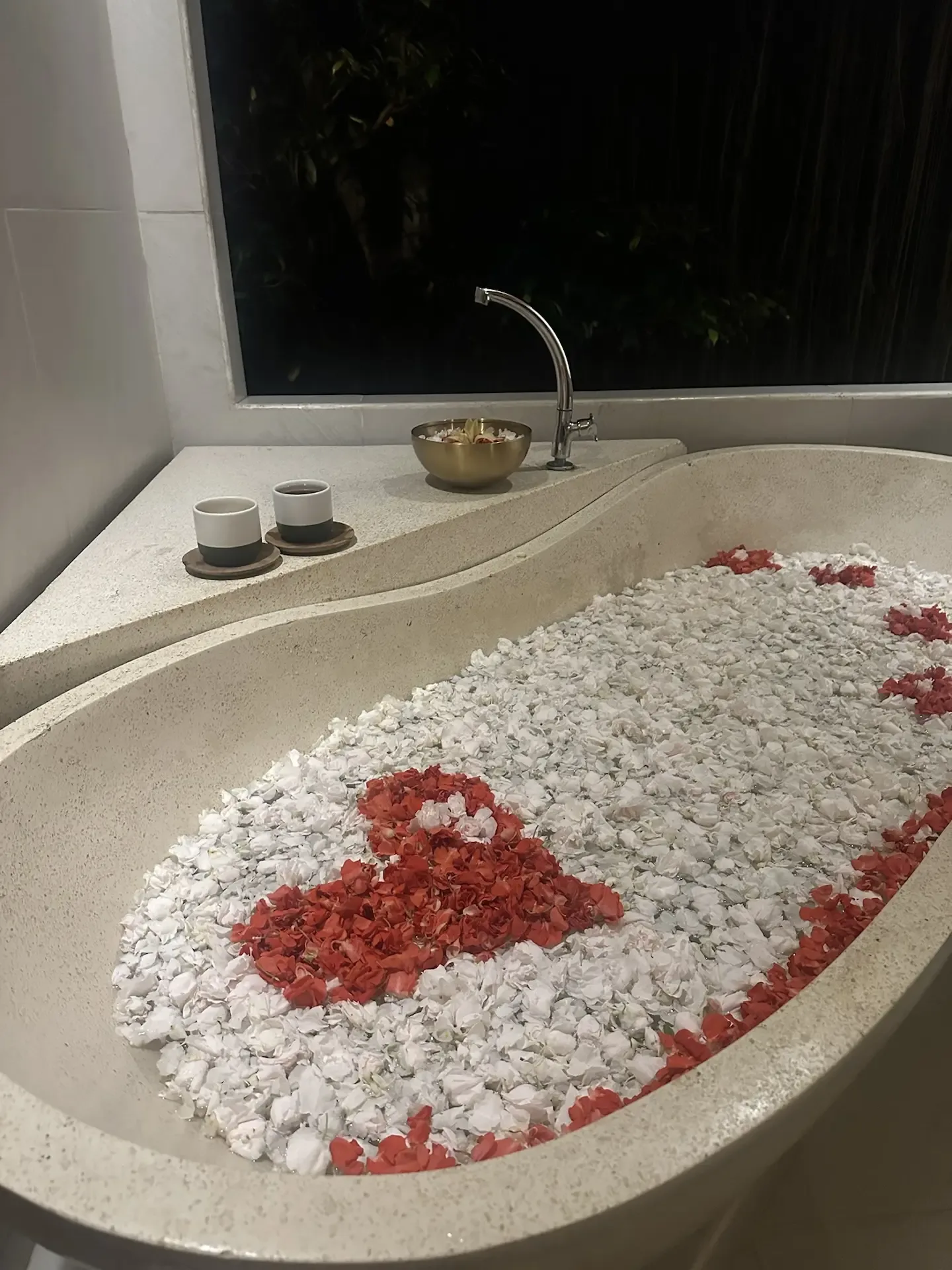 Сегодня поделюсь с вами даже не столько SPA, сколько определенными услугами в них.   1.  Bali Botani